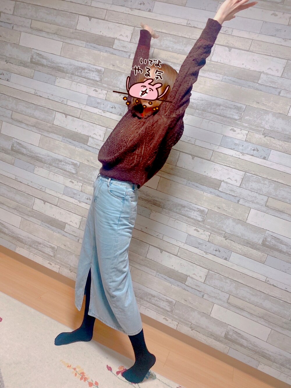 ブラウン系のニット/セーター、ブルー系のデニムスカート、その他のその他を着用したレディースの春コーディネートの2枚目の写真