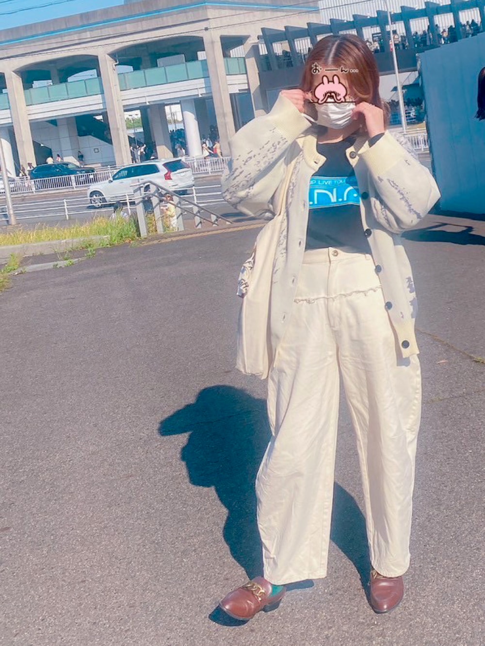 ホワイト系のカーディガン/ボレロ、ホワイト系のチノパンツ、ブラウン系のローファーを着用したレディースの春コーディネートの2枚目の写真