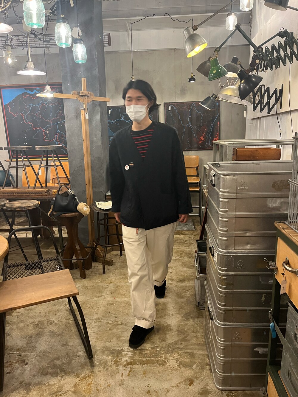 ブラック系のノーカラージャケット、ホワイト系のパンツ、ブラック系のその他シューズを着用したメンズの秋コーディネートの2枚目の写真