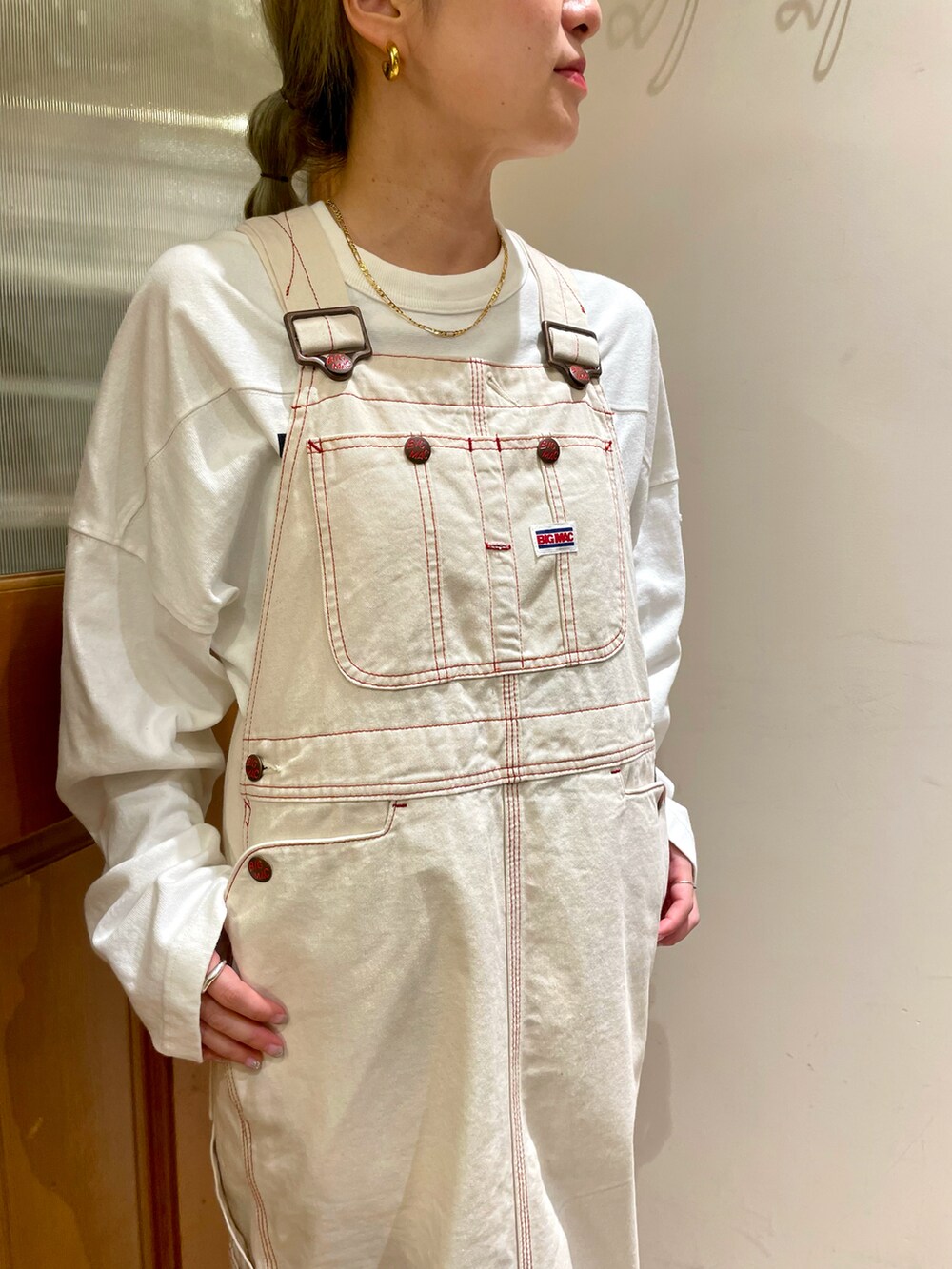 ホワイト系のワンピース、ホワイト系のTシャツ/カットソーを着用したレディースの秋コーディネートの2枚目の写真