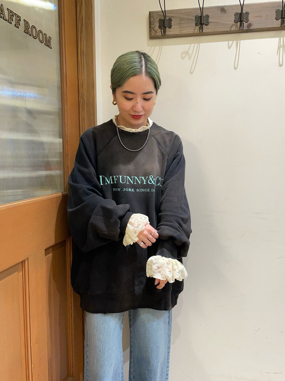 ホワイト系のシャツ/ブラウス、ブルー系のデニムパンツ、グリーン系のトップスを着用したレディースの秋コーディネートの3枚目の写真