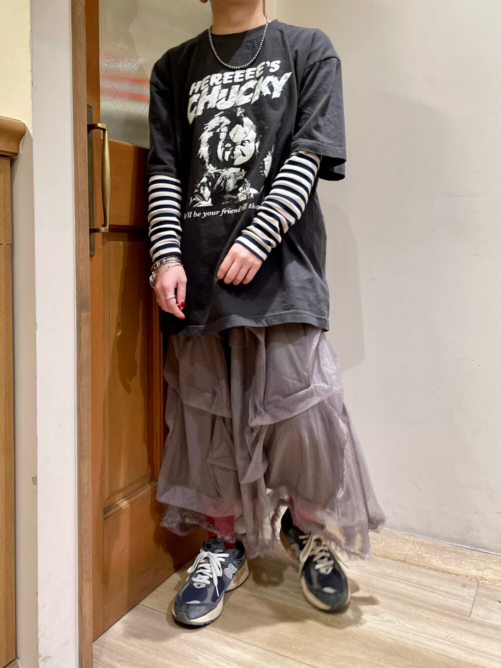 グレー系のスカートを着用したレディースの秋コーディネートの3枚目の写真