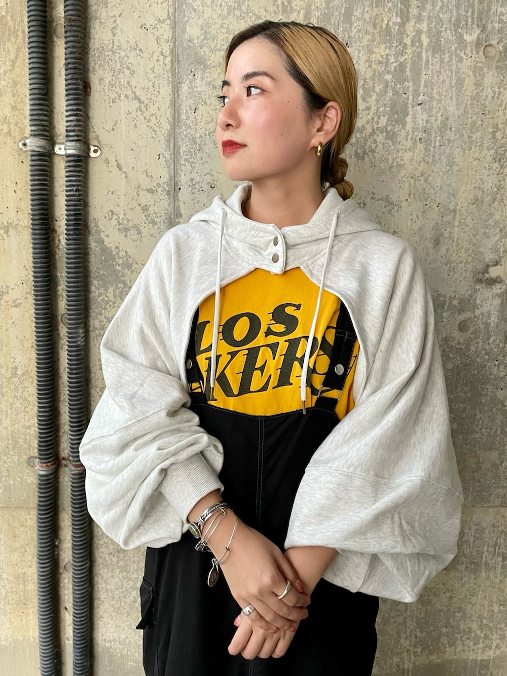 グレー系のカーディガン/ボレロ、ブラック系のワンピースを着用したレディースの秋コーディネートの3枚目の写真