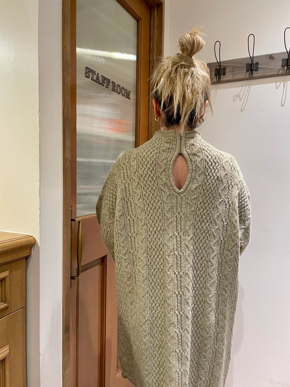 ブラック系のブーツ、グリーン系のワンピースを着用したレディースの秋コーディネートの4枚目の写真