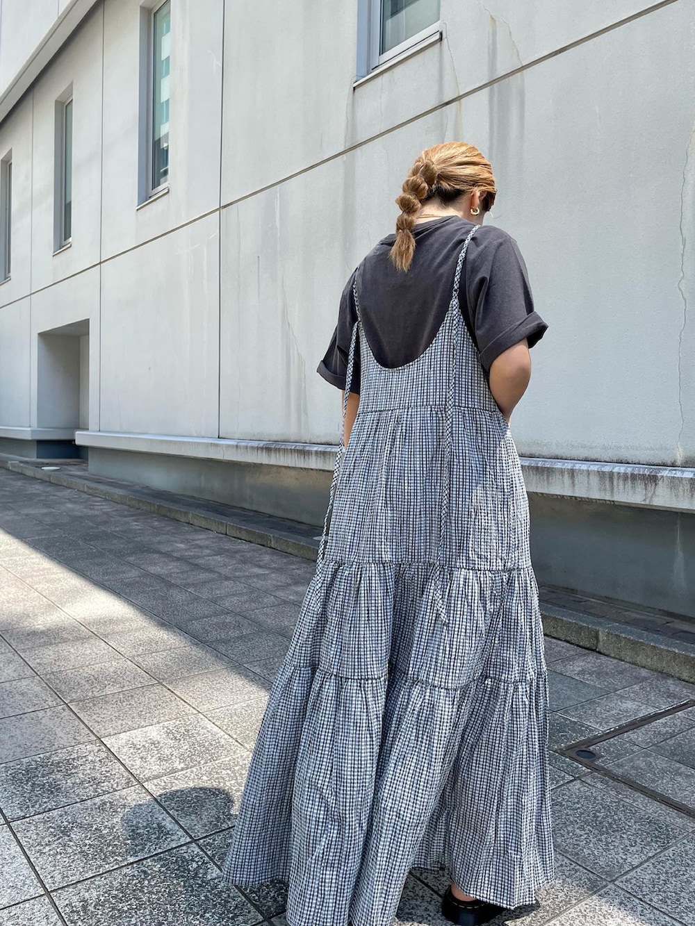 ブラック系のワンピース、グレー系のTシャツ/カットソー、ブラック系のシューズを着用したレディースの夏コーディネートの2枚目の写真