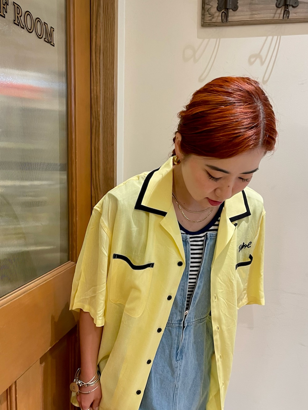 ブルー系のサロペット/オーバーオール、ブラック系のサンダル、イエロー系のシャツ/ブラウスを着用したレディースの夏コーディネートの3枚目の写真