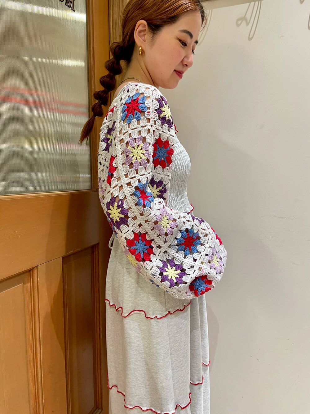 ベージュ系のかごバッグ、ホワイト系のワンピース/ドレスを着用したレディースの夏コーディネートの3枚目の写真