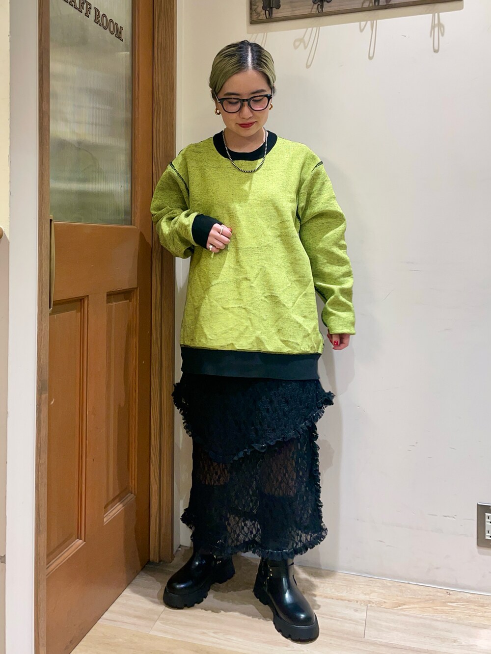 ブラック系のニット/セーター、ホワイト系のその他アウター、ブラック系のスカートを着用したレディースの秋コーディネートの4枚目の写真