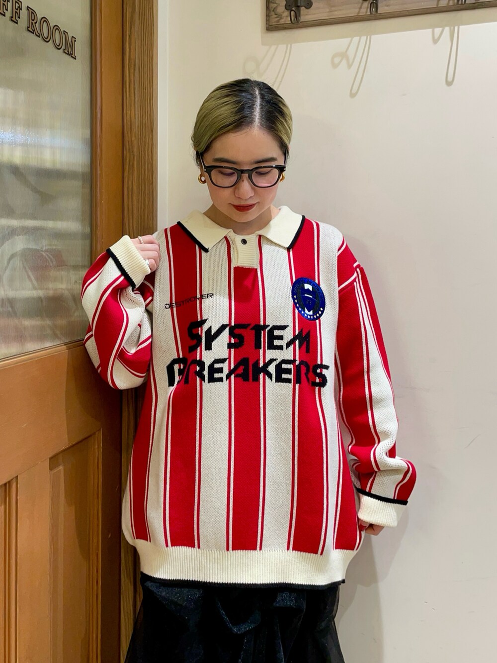 グリーン系のバックパック/リュック、ブラック系のスカート、レッド系のニット/セーターを着用したレディースの秋コーディネートの3枚目の写真