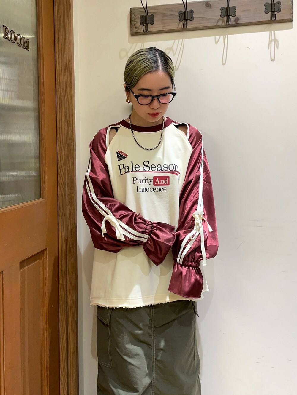 レッド系のTシャツ/カットソー、グリーン系のスカートを着用したレディースの秋コーディネートの3枚目の写真