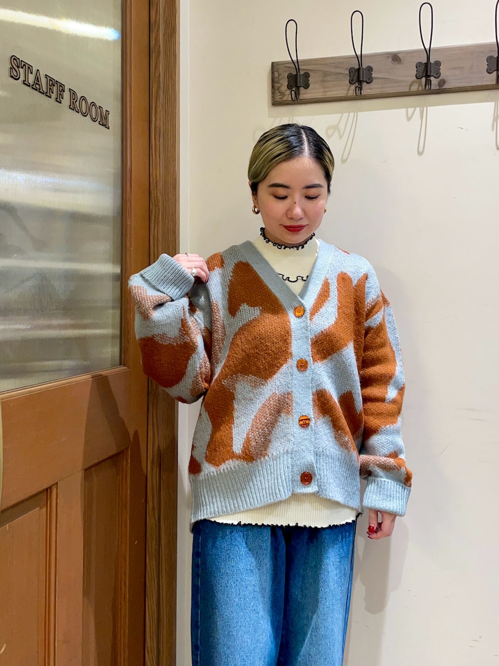 グレー系のダウンジャケット/コート、ブルー系のカーディガン/ボレロ、ホワイト系のニット/セーターを着用したレディースの冬コーディネートの4枚目の写真