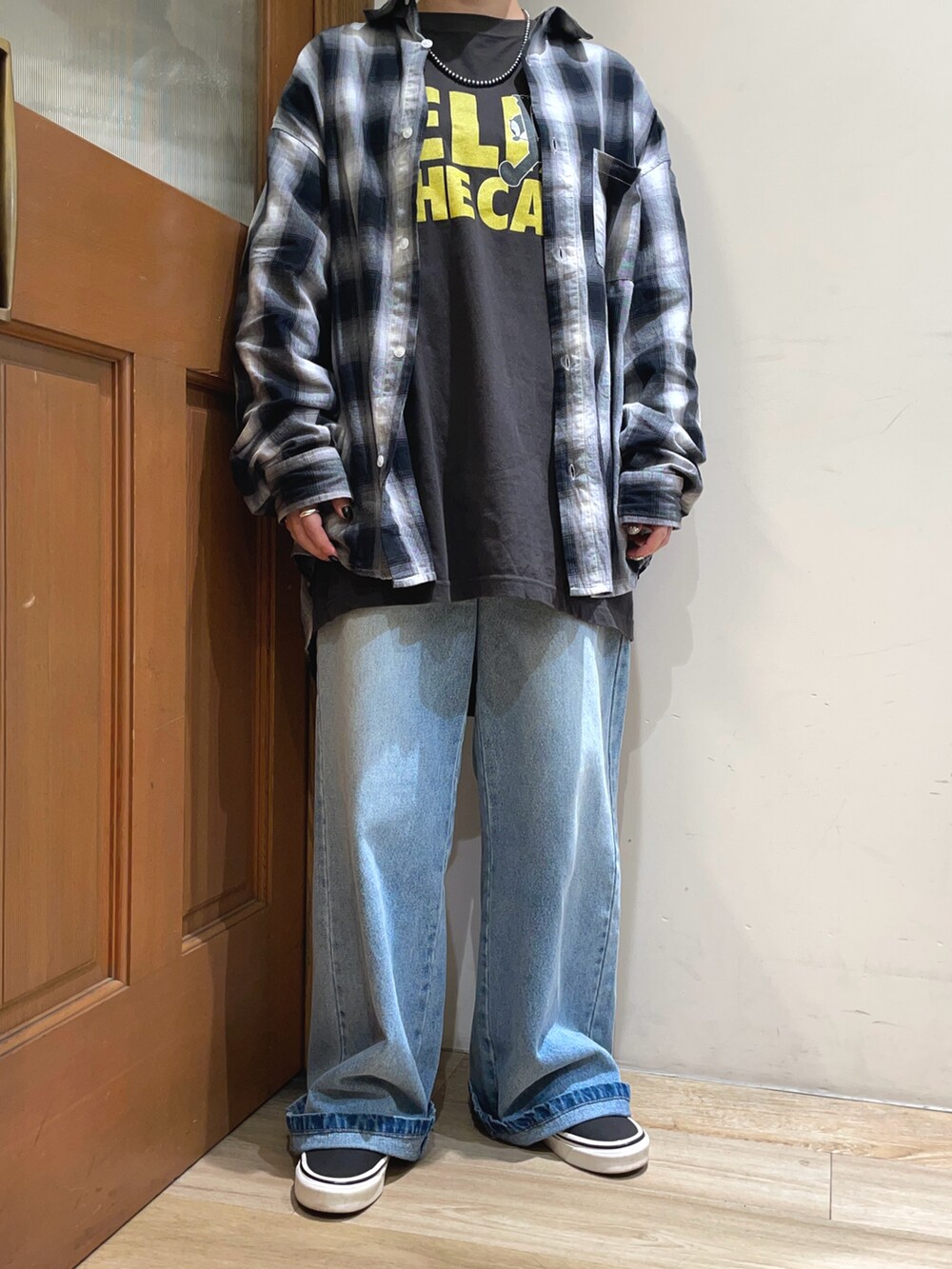 ホワイト系のシャツ/ブラウス、ブルー系のデニムパンツを着用したレディースの秋コーディネートの4枚目の写真