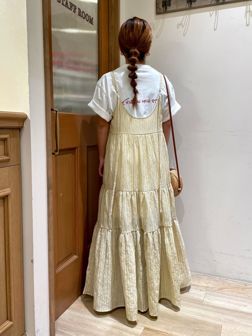 ホワイト系のTシャツ/カットソー、イエロー系のワンピースを着用したレディースの夏コーディネートの2枚目の写真