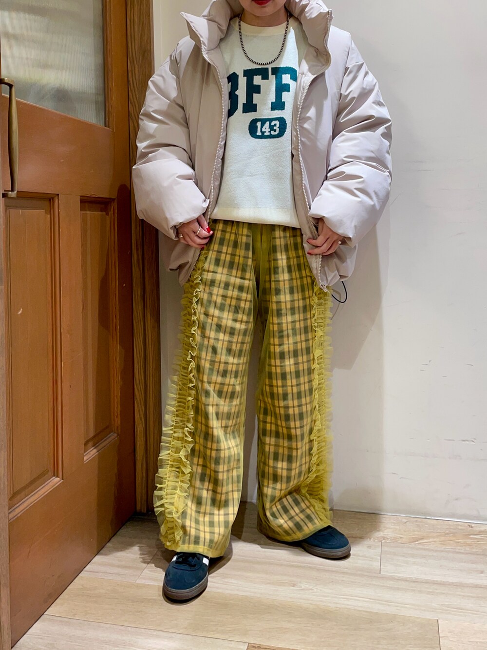 ホワイト系のダウンジャケット/コート、ホワイト系のニット/セーター、イエロー系のその他パンツを着用したレディースの秋コーディネートの5枚目の写真