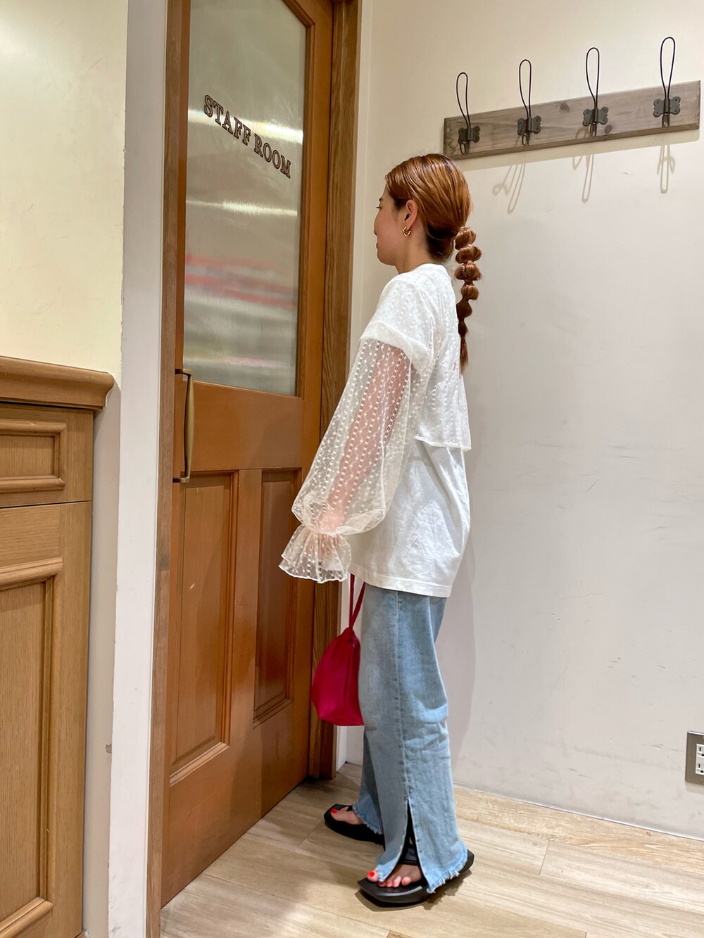 ブラック系のサンダル、ホワイト系のTシャツ/カットソー、ピンク系のショルダーバッグを着用したレディースの夏コーディネートの2枚目の写真