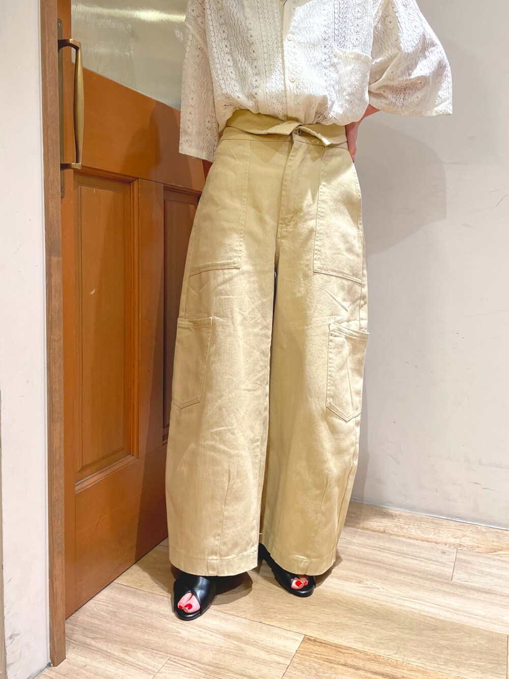 ホワイト系のシャツ/ブラウス、ベージュ系のカーゴパンツ、ブラック系のトートバッグを着用したレディースの夏コーディネートの4枚目の写真