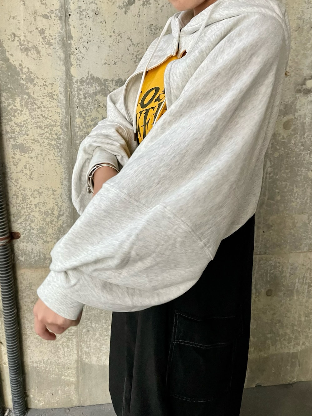 グレー系のカーディガン/ボレロ、ブラック系のワンピースを着用したレディースの秋コーディネートの5枚目の写真