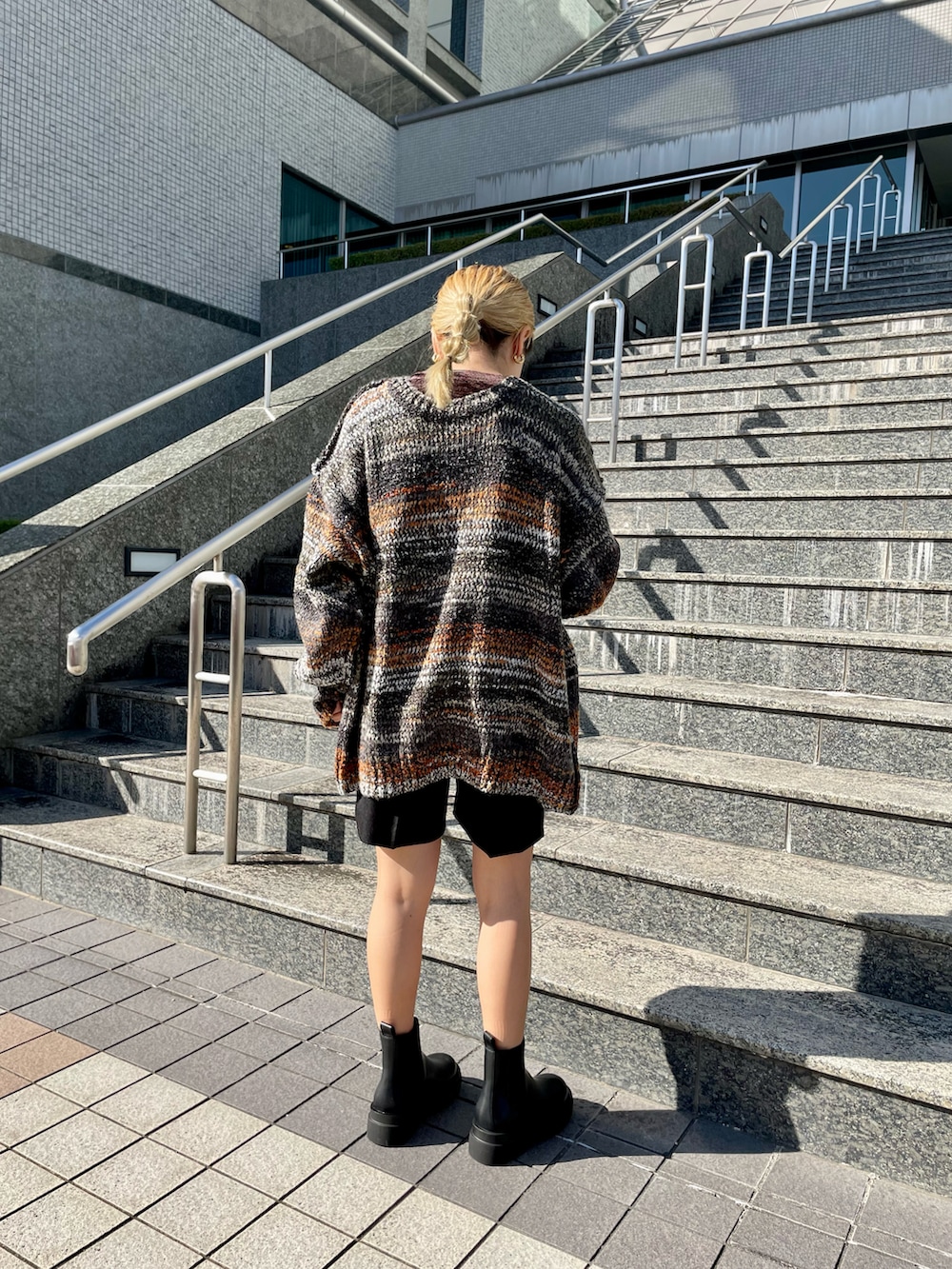 グリーン系のカーディガン/ボレロ、ブラウン系のTシャツ/カットソー、ブラック系のその他パンツを着用したレディースの秋コーディネートの2枚目の写真