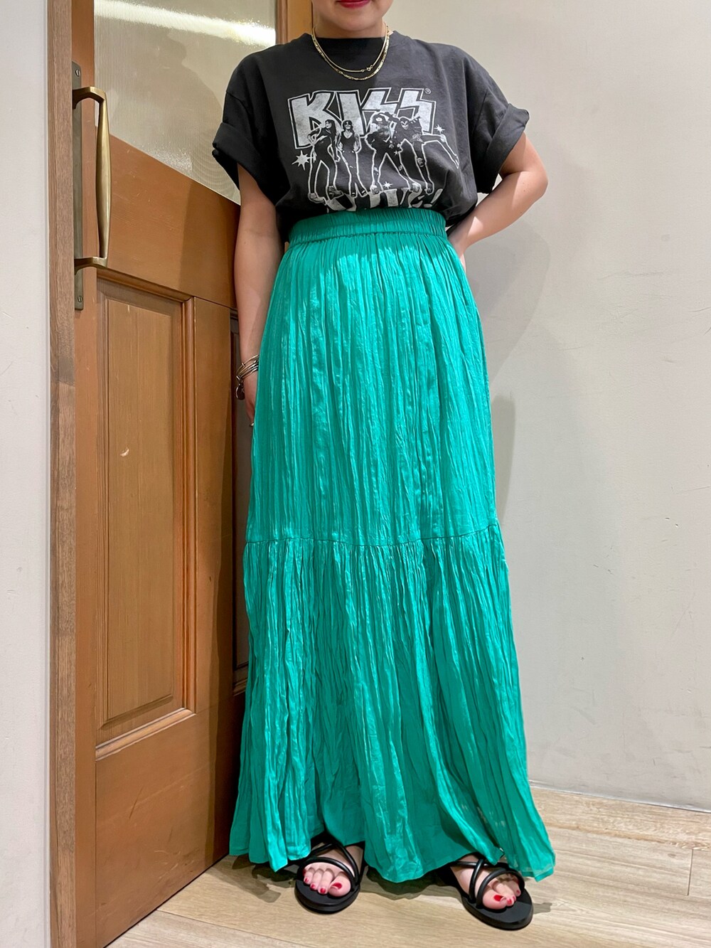 グリーン系のスカート、グレー系のTシャツ/カットソー、ブラック系のサンダルを着用したレディースの夏コーディネートの5枚目の写真