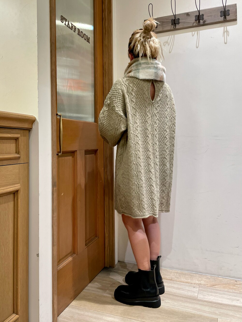 ブラック系のブーツ、グリーン系のワンピースを着用したレディースの秋コーディネートの2枚目の写真