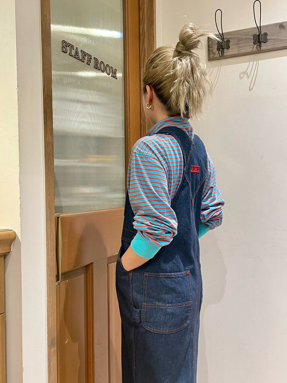 ブルー系のTシャツ/カットソー、ブルー系のワンピースを着用したレディースの秋コーディネートの4枚目の写真