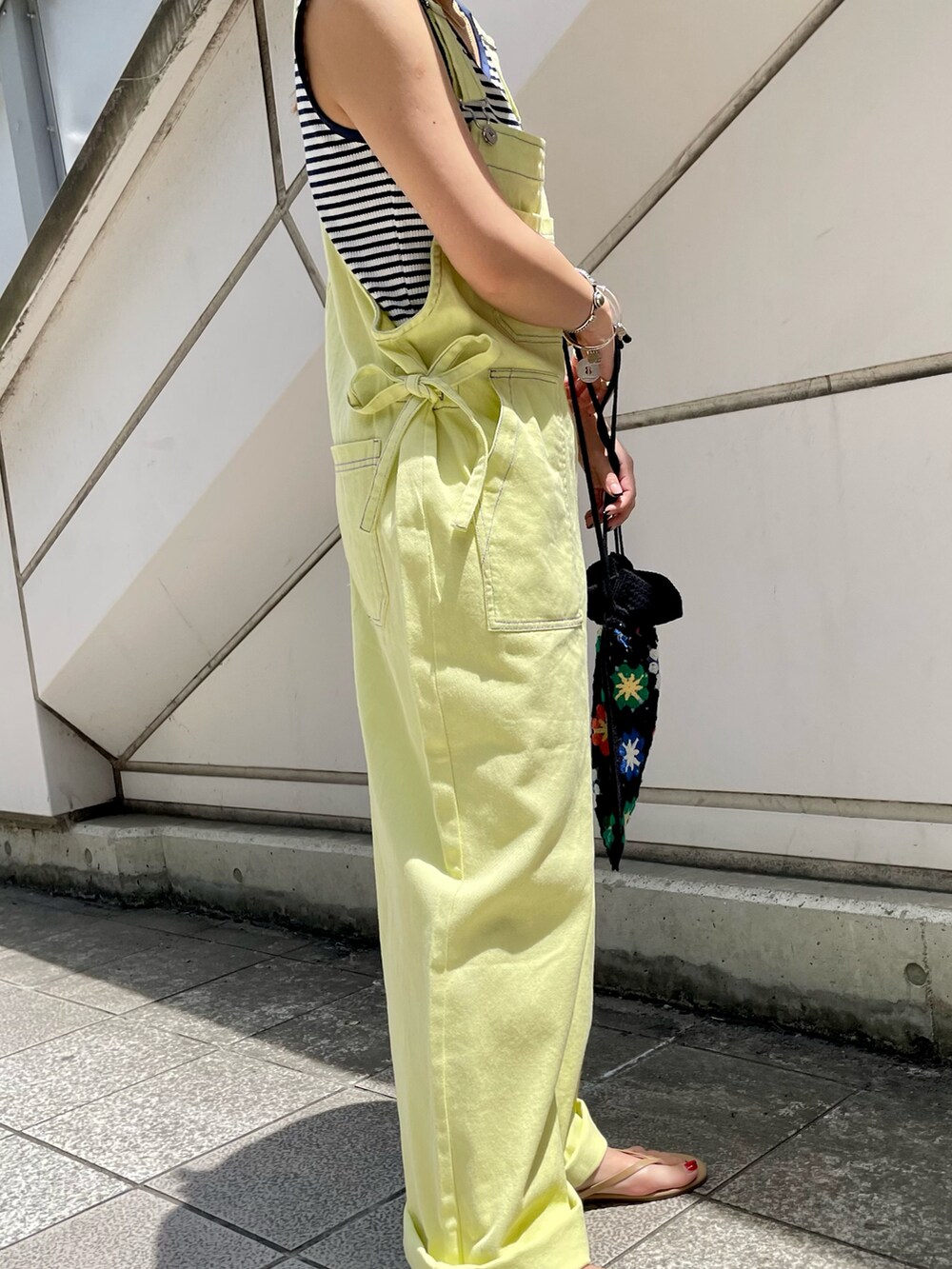 ホワイト系のオールインワン・サロペットを着用したレディースの夏コーディネートの5枚目の写真