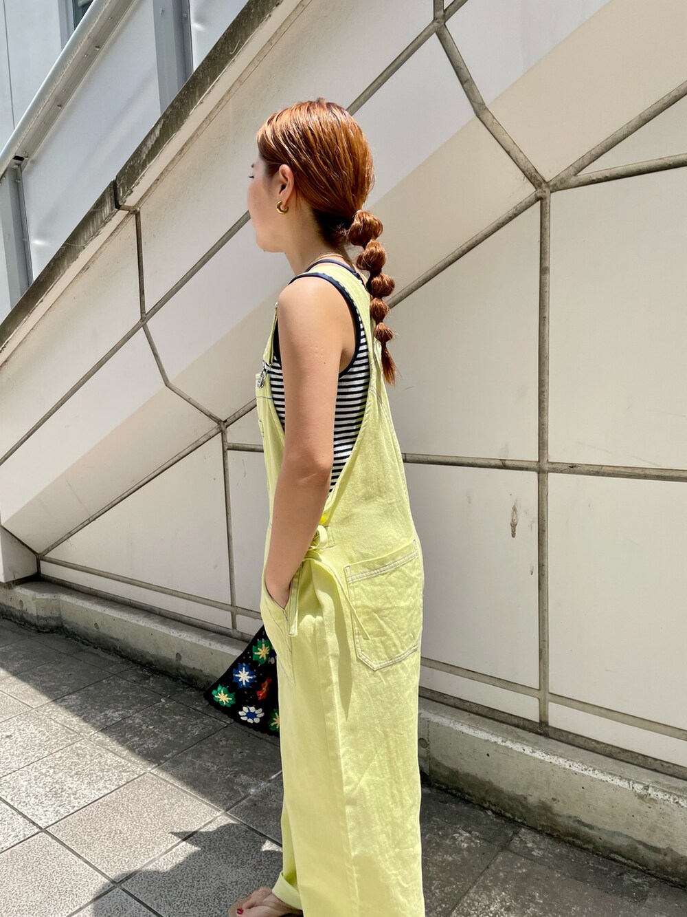 ホワイト系のオールインワン・サロペットを着用したレディースの夏コーディネートの3枚目の写真