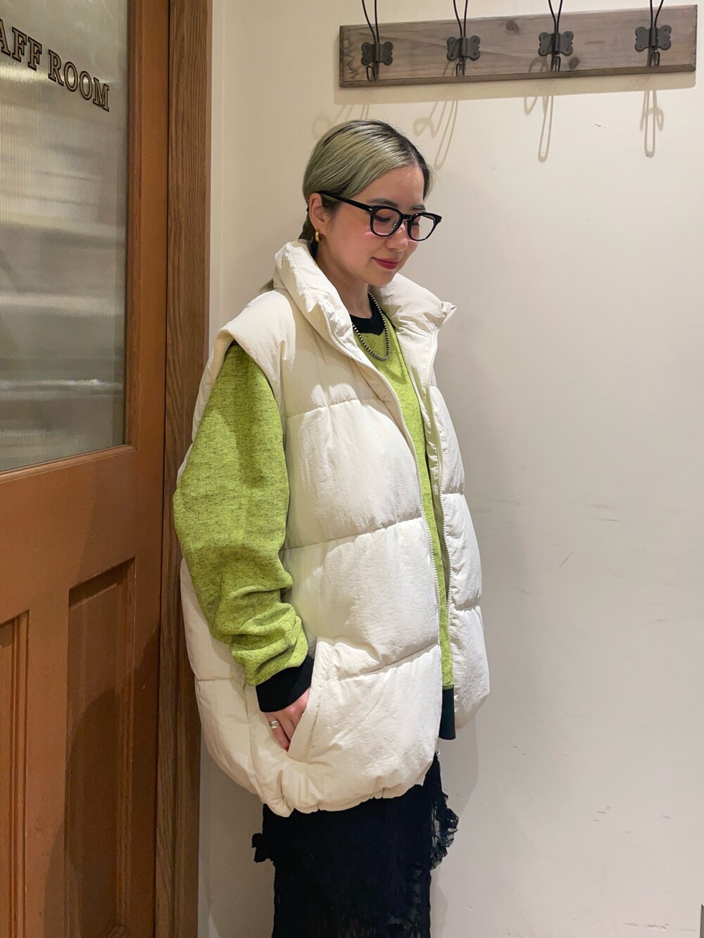 ブラック系のニット/セーター、ホワイト系のその他アウター、ブラック系のスカートを着用したレディースの秋コーディネートの3枚目の写真