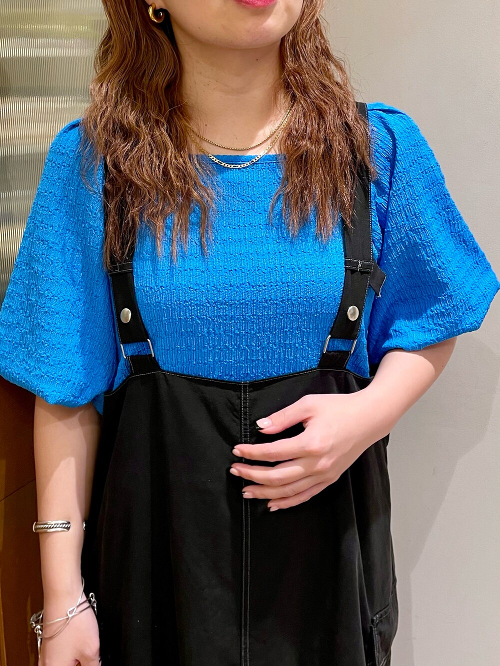 ブラック系のワンピース、ブルー系のTシャツ/カットソー、ブラック系のシューズを着用したレディースの夏コーディネートの2枚目の写真