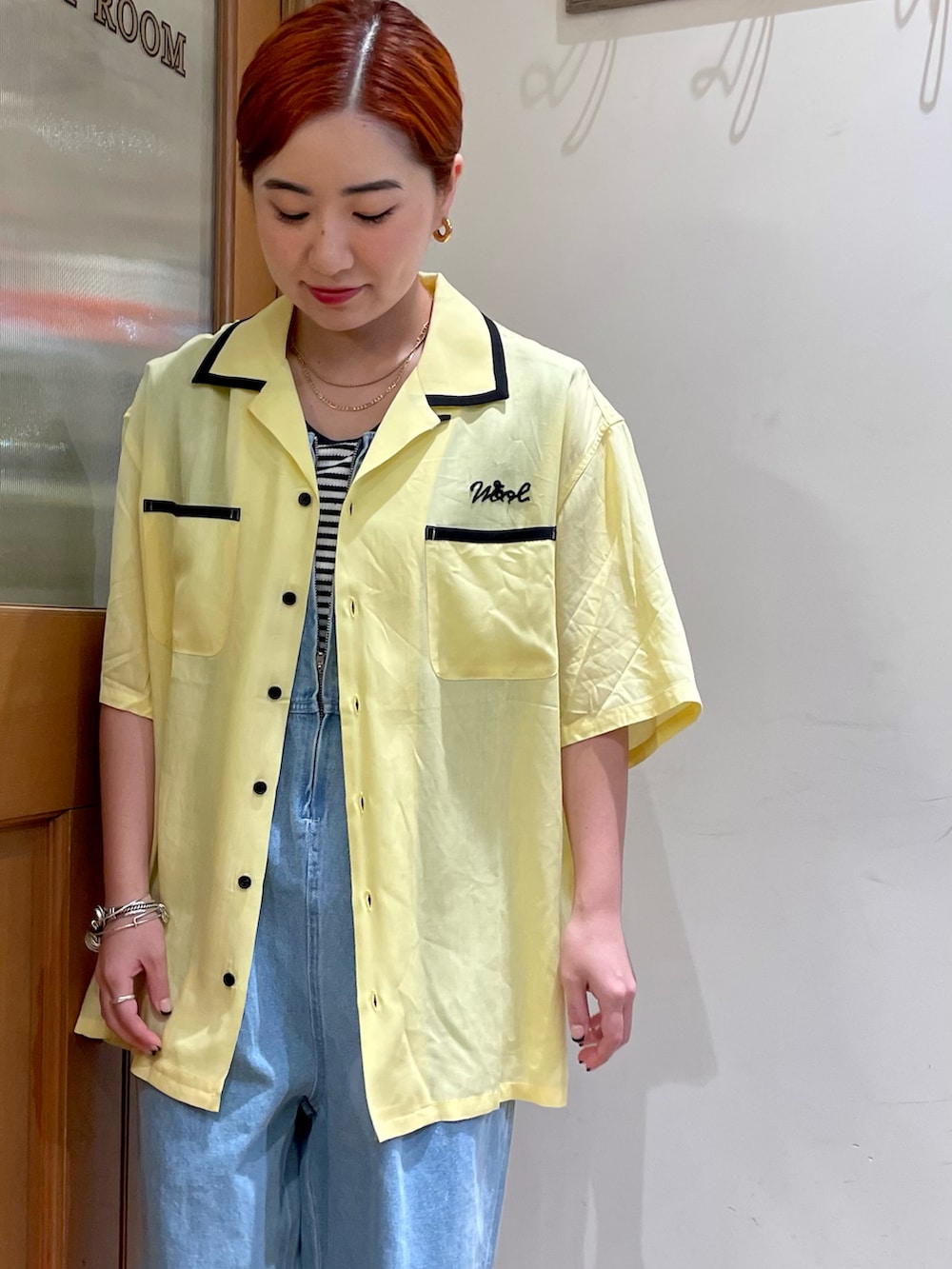 ブルー系のサロペット/オーバーオール、ブラック系のサンダル、イエロー系のシャツ/ブラウスを着用したレディースの夏コーディネートの2枚目の写真