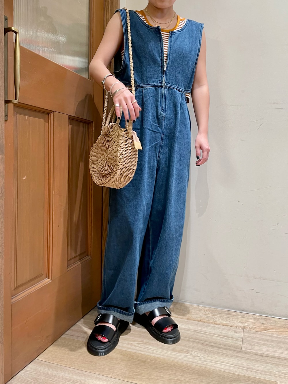 ブルー系のサロペット/オーバーオール、ブラック系のシューズ、イエロー系のタンクトップを着用したレディースの夏コーディネートの5枚目の写真