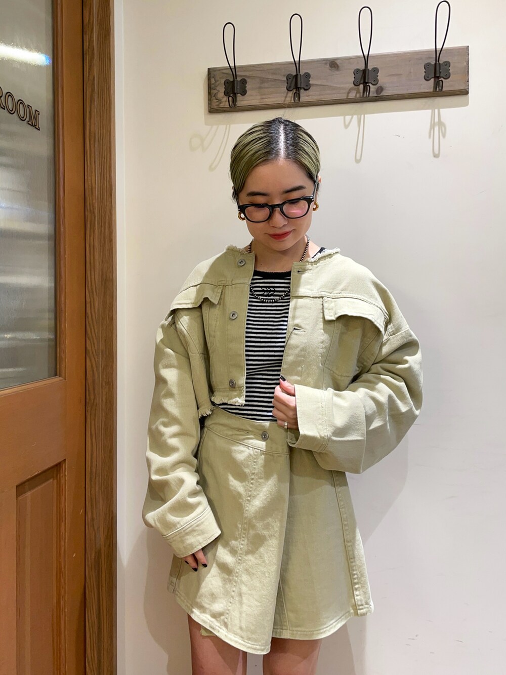 ホワイト系のTシャツ/カットソー、ベージュ系のデニムジャケット、ブラック系のパンプスを着用したレディースの秋コーディネートの3枚目の写真