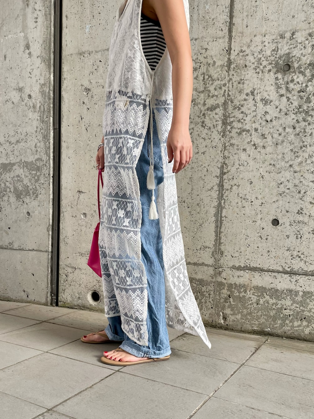 ピンク系のショルダーバッグ、ホワイト系のワンピースを着用したレディースの夏コーディネートの4枚目の写真