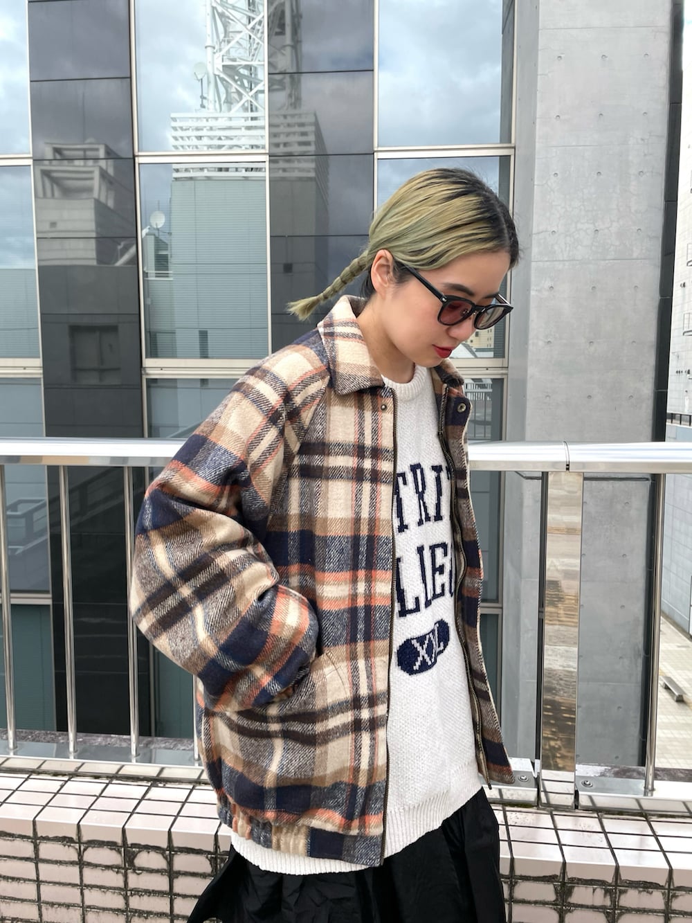 ホワイト系のニット/セーター、ブラウン系のブルゾン、ブラック系のスカートを着用したレディースの冬コーディネートの3枚目の写真