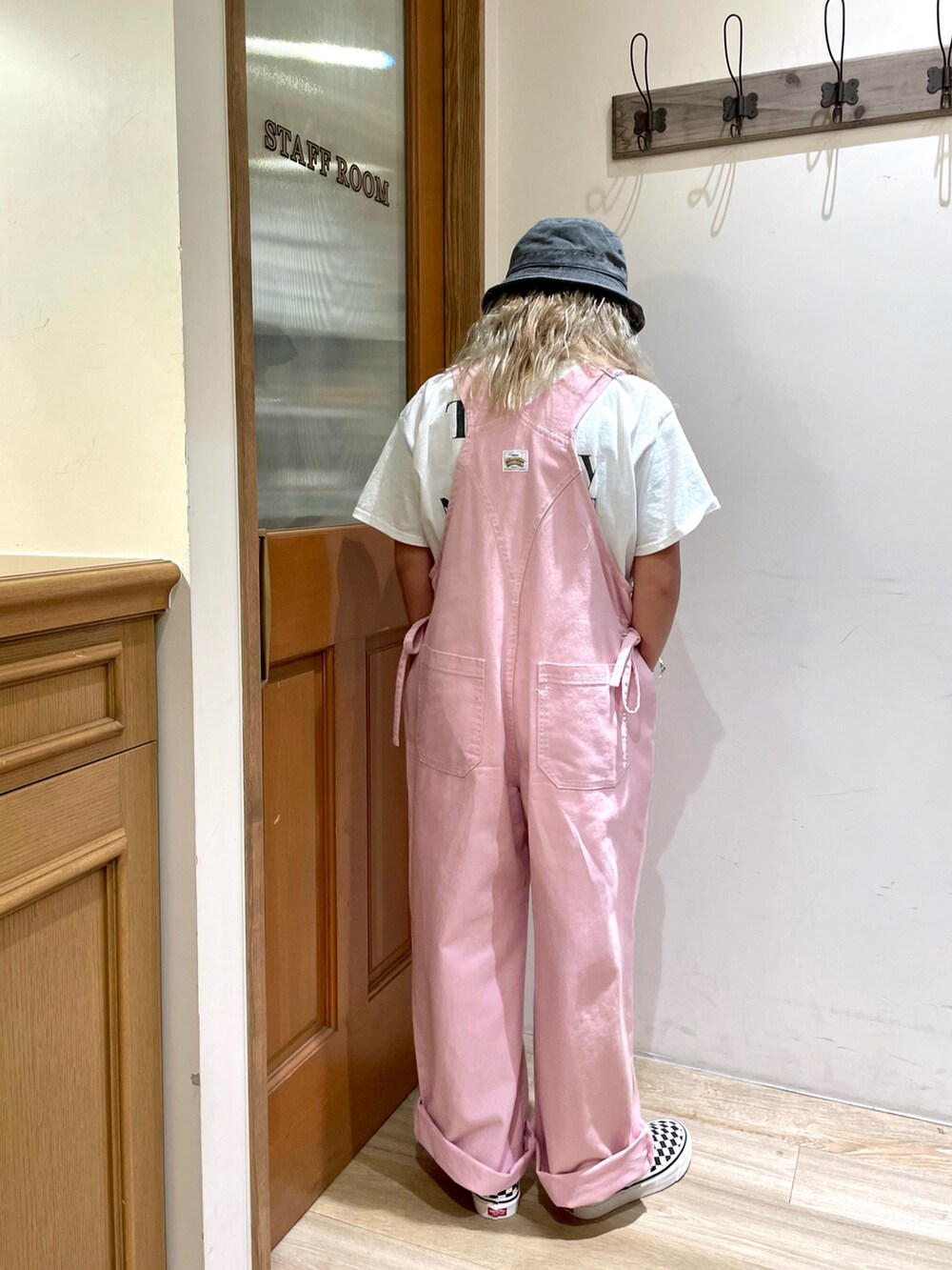 ピンク系のサロペット/オーバーオール、ブラック系のハットを着用したレディースの秋コーディネートの3枚目の写真