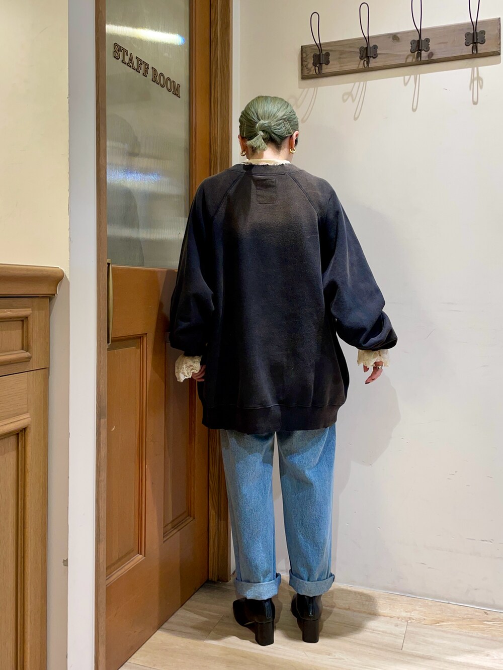 ホワイト系のシャツ/ブラウス、ブルー系のデニムパンツ、グリーン系のトップスを着用したレディースの秋コーディネートの2枚目の写真