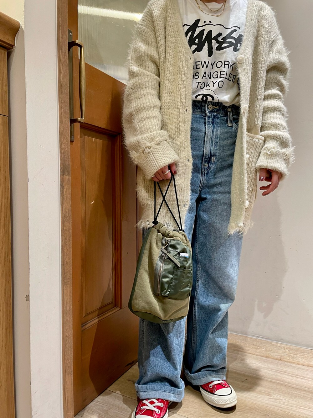 ホワイト系のカーディガン/ボレロ、グリーン系のバッグを着用したレディースの秋コーディネートの3枚目の写真