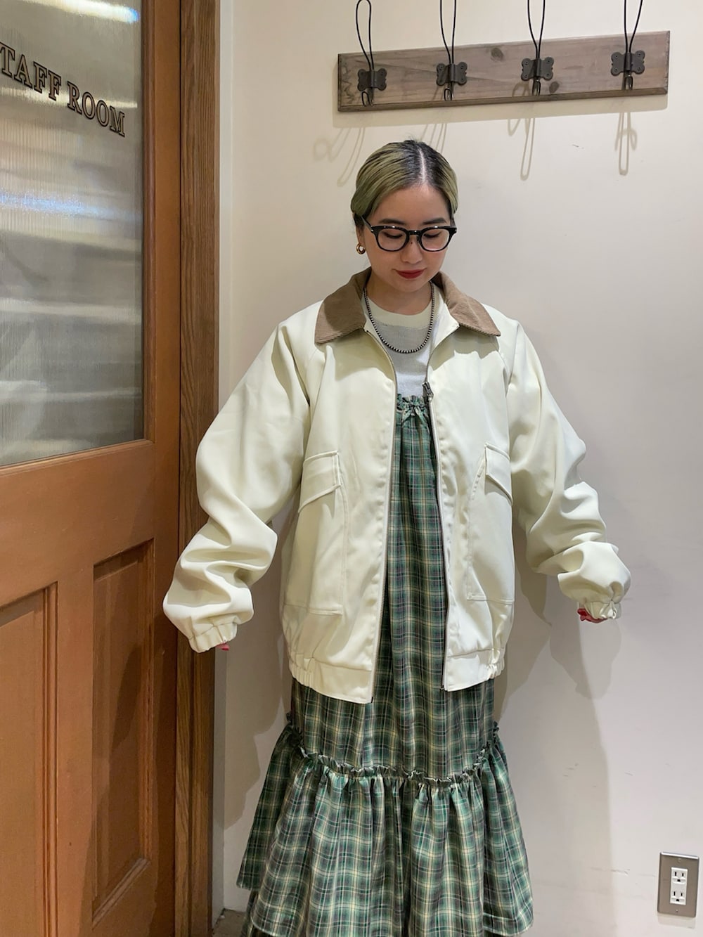 ホワイト系のその他アウター、ホワイト系のニット/セーター、グリーン系のワンピースを着用したレディースの秋コーディネートの3枚目の写真