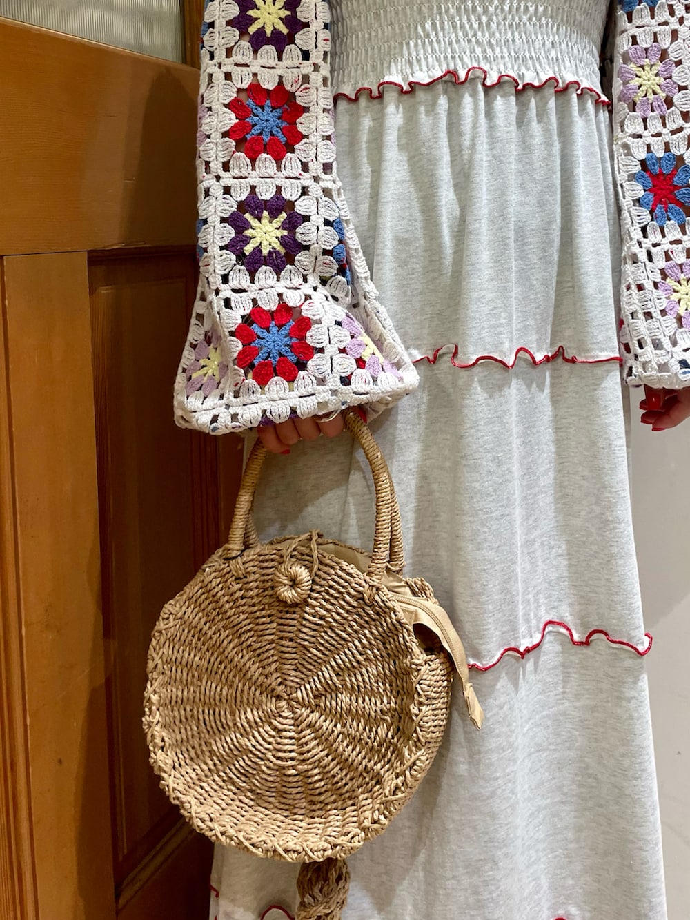 ベージュ系のかごバッグ、ホワイト系のワンピース/ドレスを着用したレディースの夏コーディネートの4枚目の写真