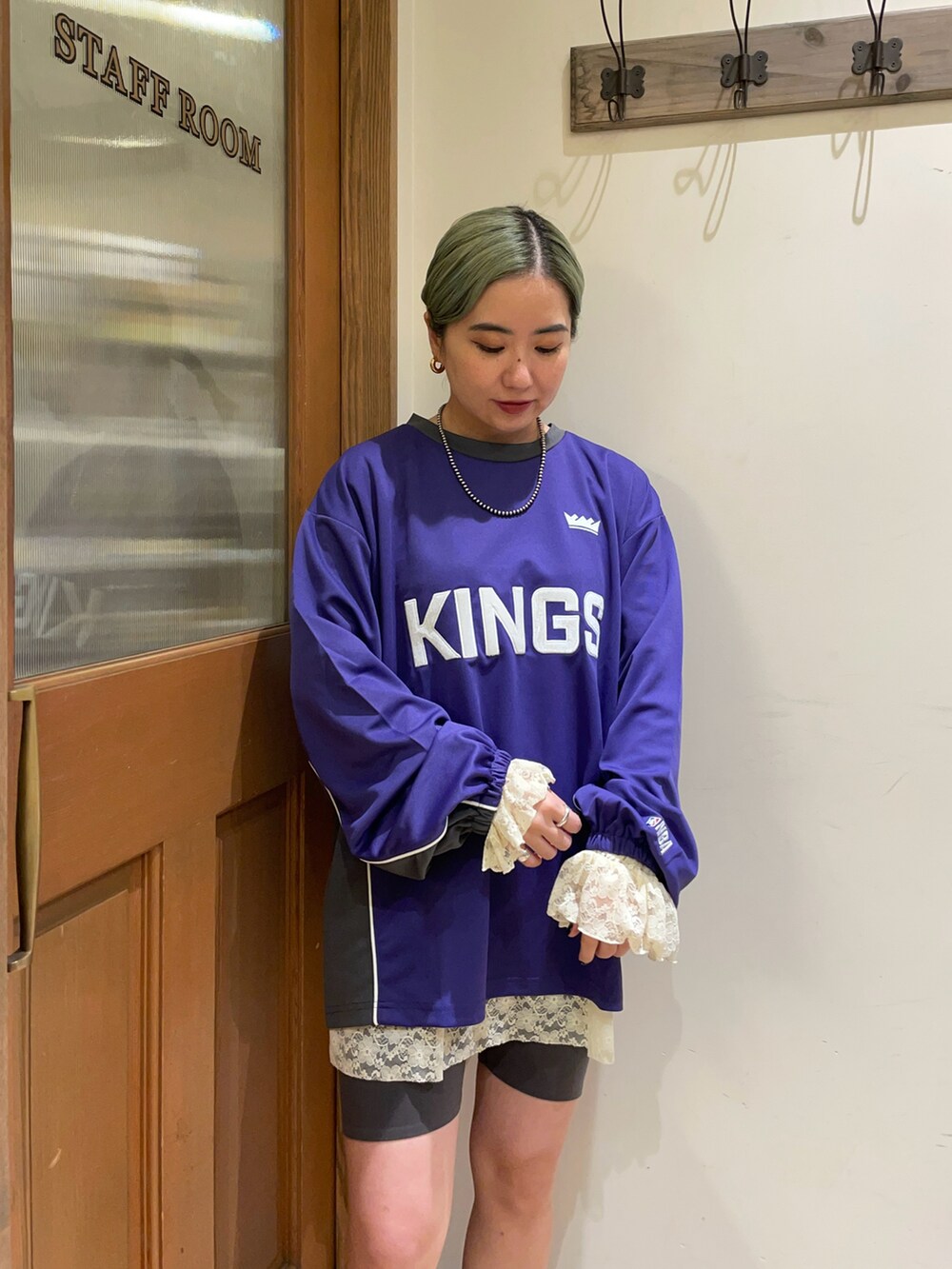 ホワイト系のシャツ/ブラウス、パープル系のTシャツ/カットソー、グレー系のハンドバッグを着用したレディースの秋コーディネートの3枚目の写真