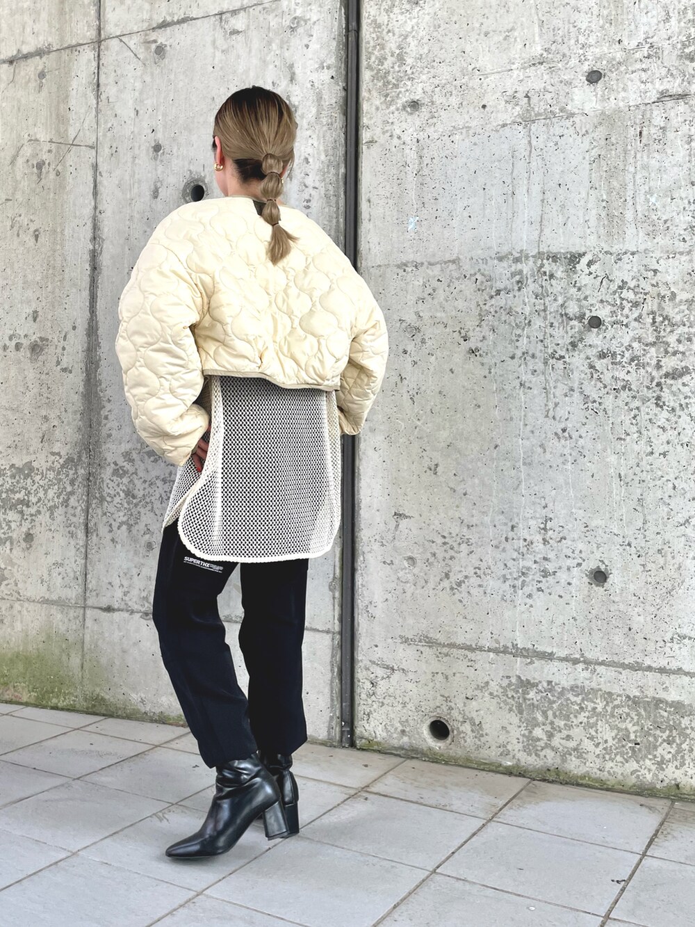 ホワイト系のノーカラーコート、ホワイト系のTシャツ/カットソー、ブラック系のその他パンツを着用したレディースの秋コーディネートの5枚目の写真