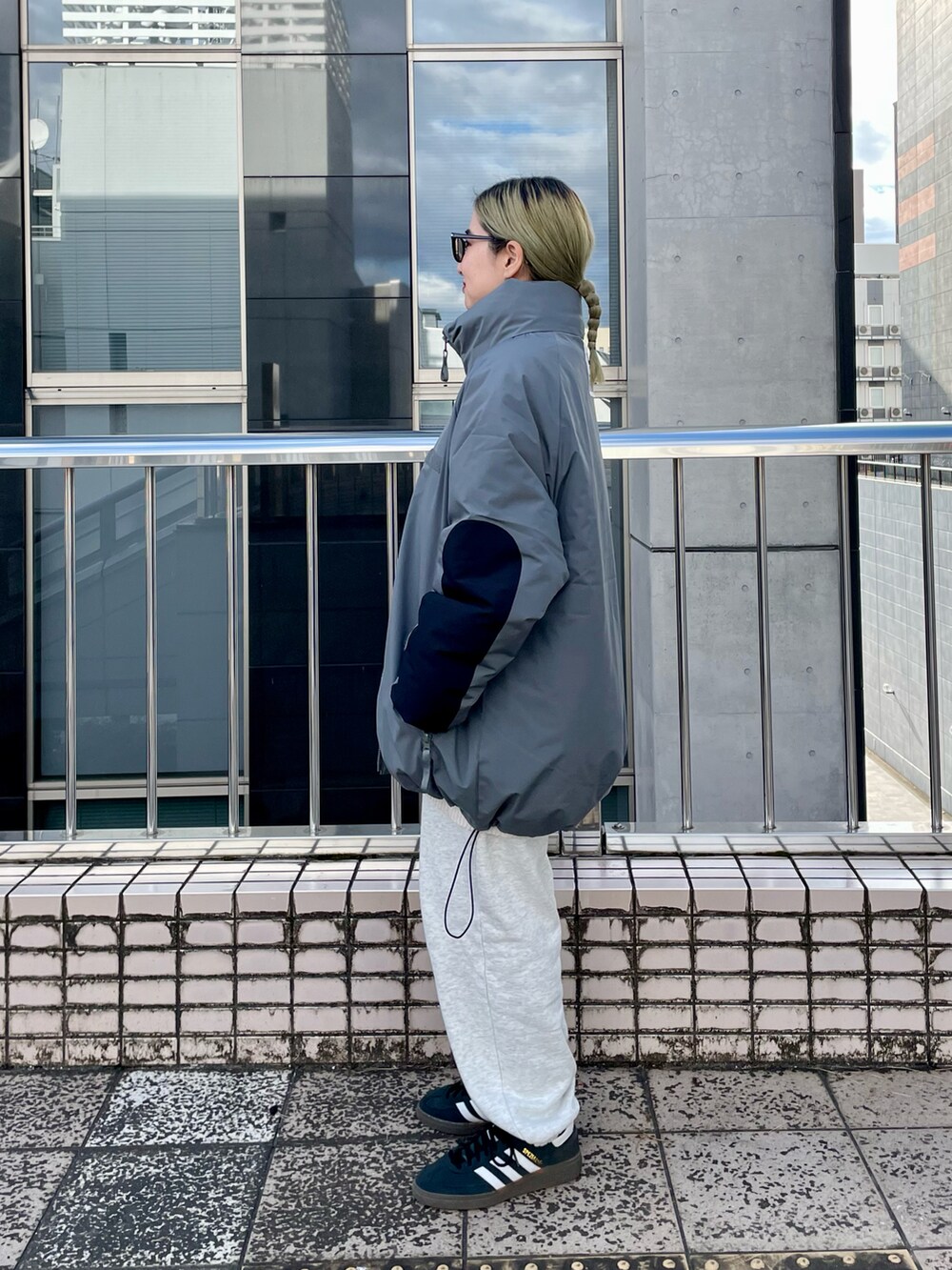 グレー系のダウンジャケット/コート、ホワイト系のニット/セーターを着用したレディースの秋コーディネートの3枚目の写真