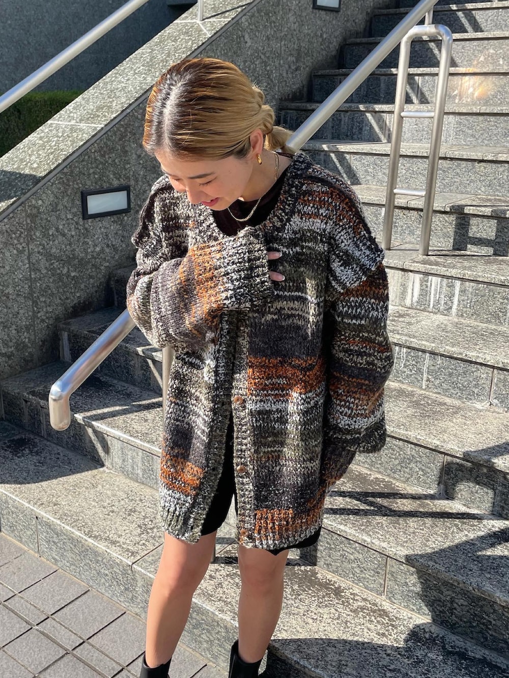 グリーン系のカーディガン/ボレロ、ブラウン系のTシャツ/カットソー、ブラック系のその他パンツを着用したレディースの秋コーディネートの4枚目の写真