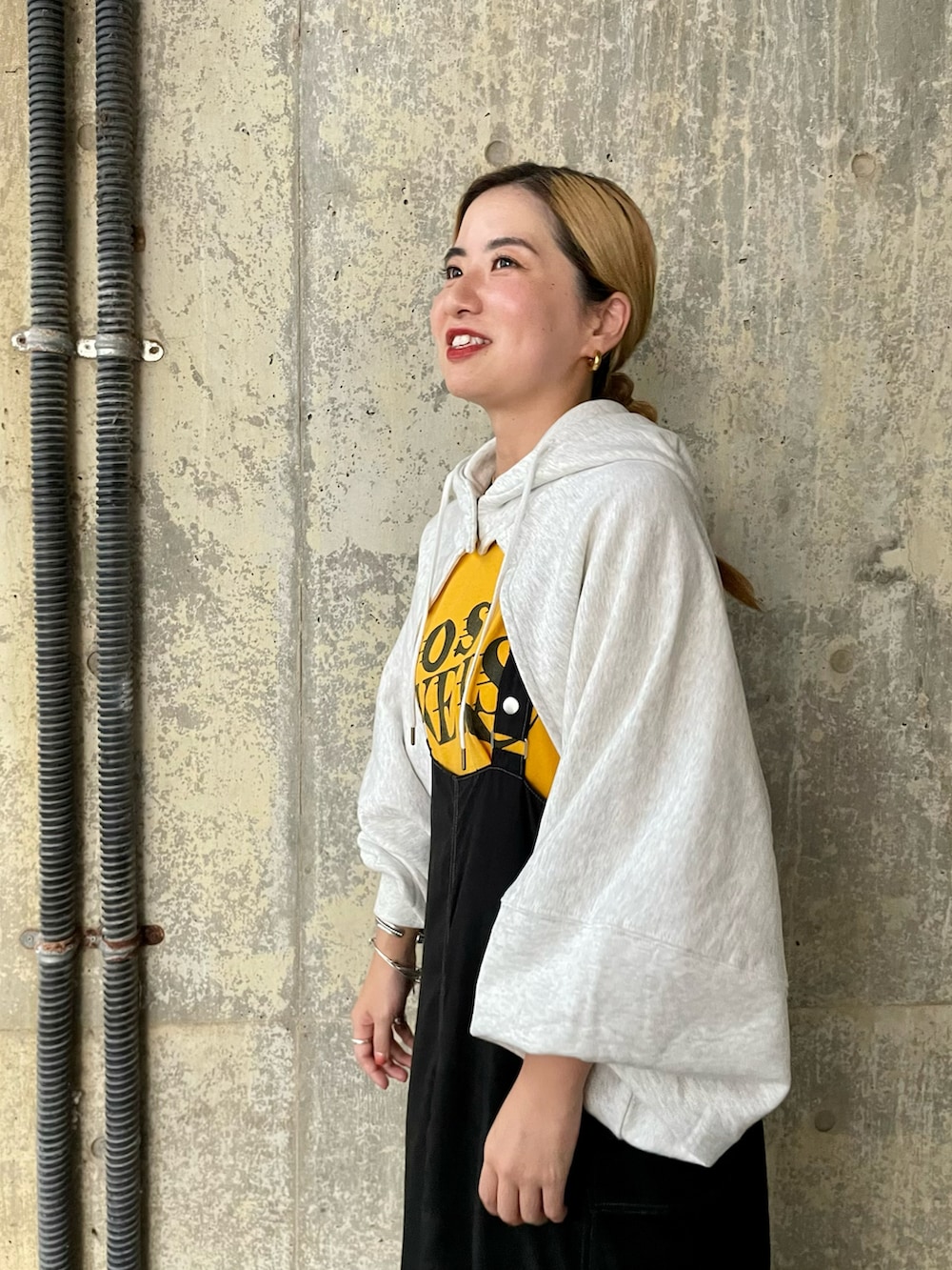 グレー系のカーディガン/ボレロ、ブラック系のワンピースを着用したレディースの秋コーディネートの4枚目の写真