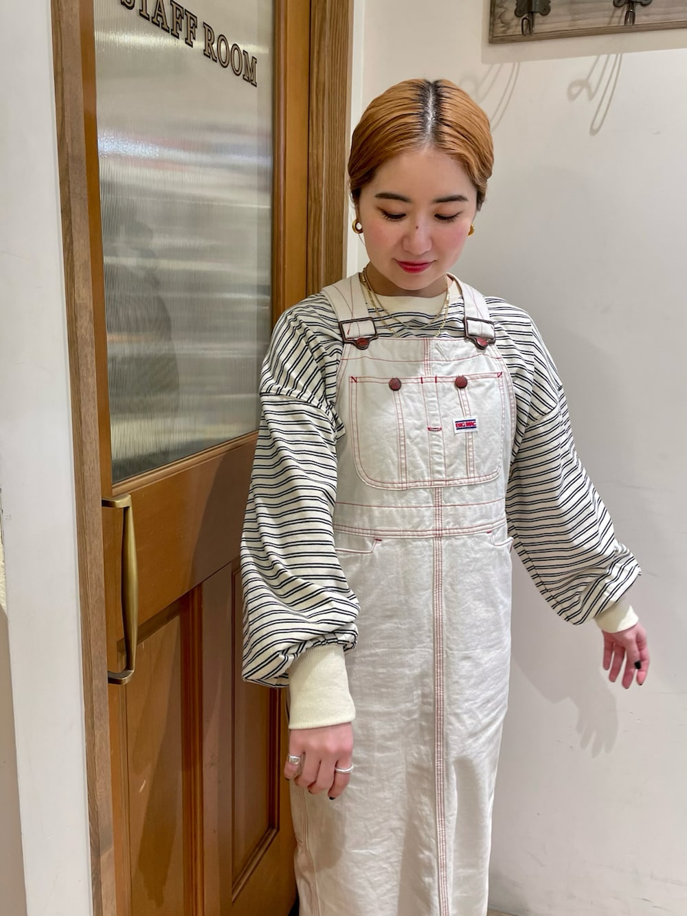 イエロー系のマウンテンパーカーを着用したレディースの春コーディネートの5枚目の写真