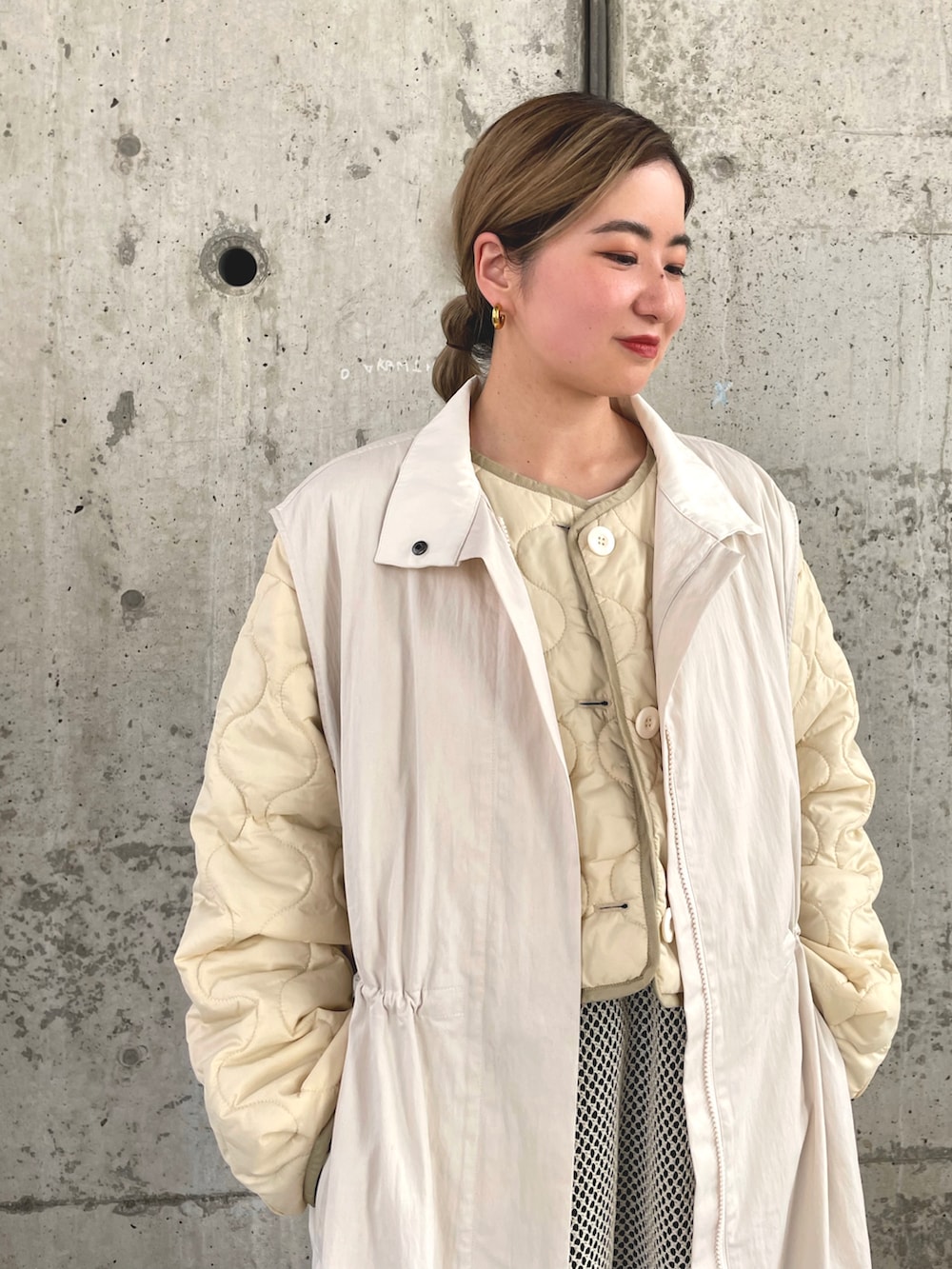 ホワイト系のノーカラーコート、ホワイト系のTシャツ/カットソー、ブラック系のその他パンツを着用したレディースの秋コーディネートの3枚目の写真