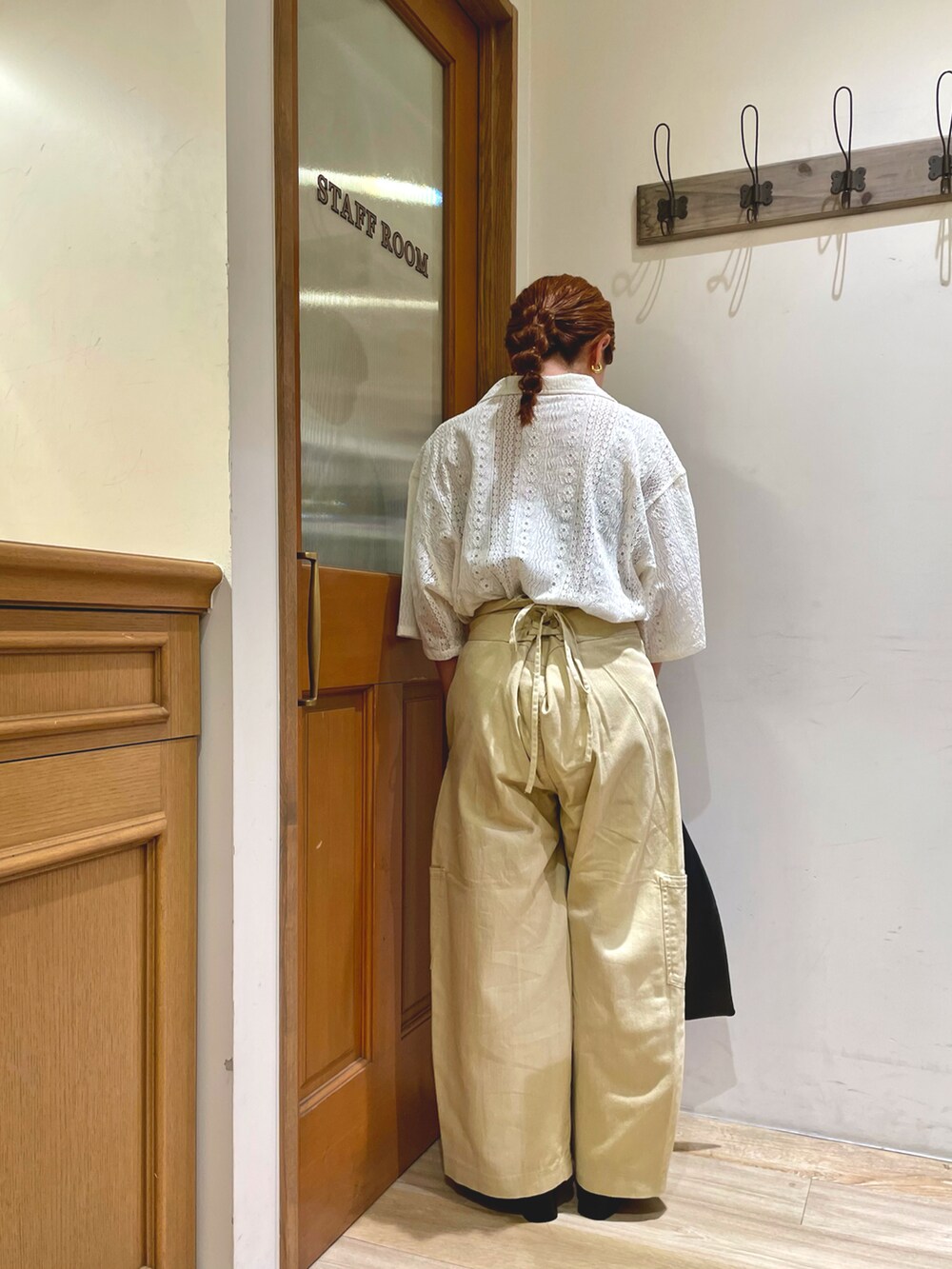 ホワイト系のシャツ/ブラウス、ベージュ系のカーゴパンツ、ブラック系のトートバッグを着用したレディースの夏コーディネートの3枚目の写真