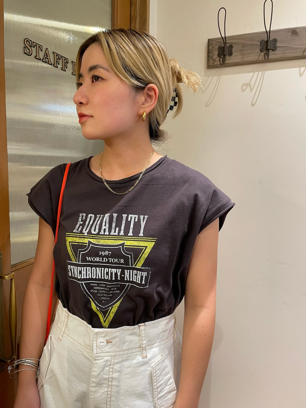 グレー系のTシャツ/カットソー、ホワイト系のカーゴパンツ、ブラック系のサンダルを着用したレディースの秋コーディネートの3枚目の写真