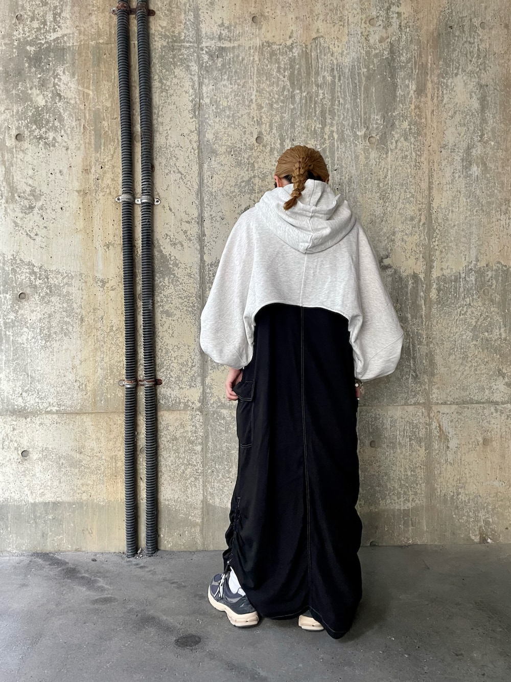 グレー系のカーディガン/ボレロ、ブラック系のワンピースを着用したレディースの秋コーディネートの2枚目の写真