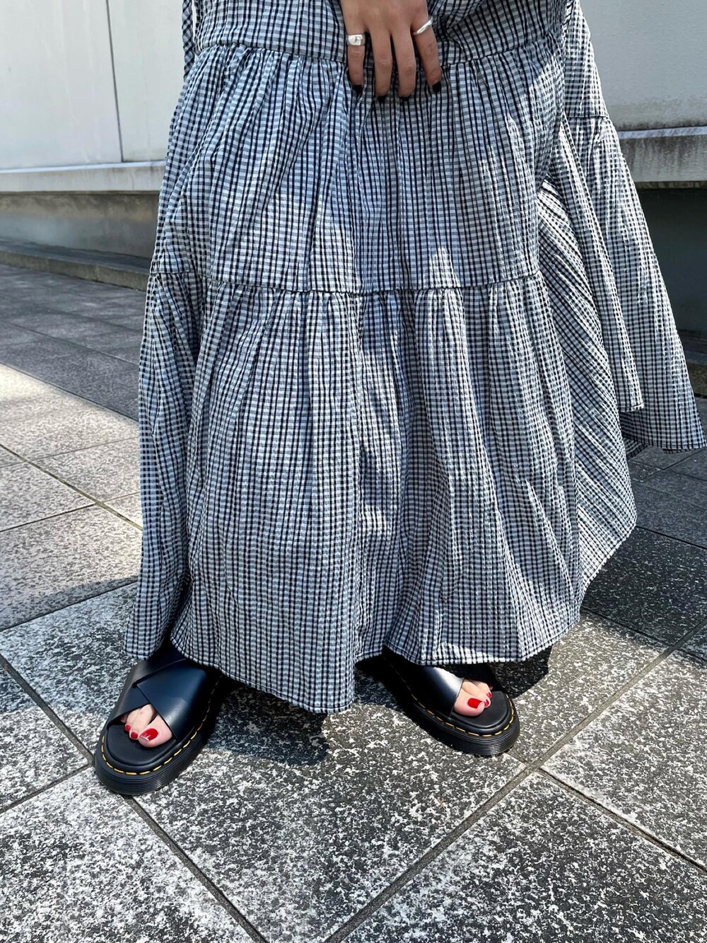 ブラック系のワンピース、グレー系のTシャツ/カットソー、ブラック系のシューズを着用したレディースの夏コーディネートの4枚目の写真